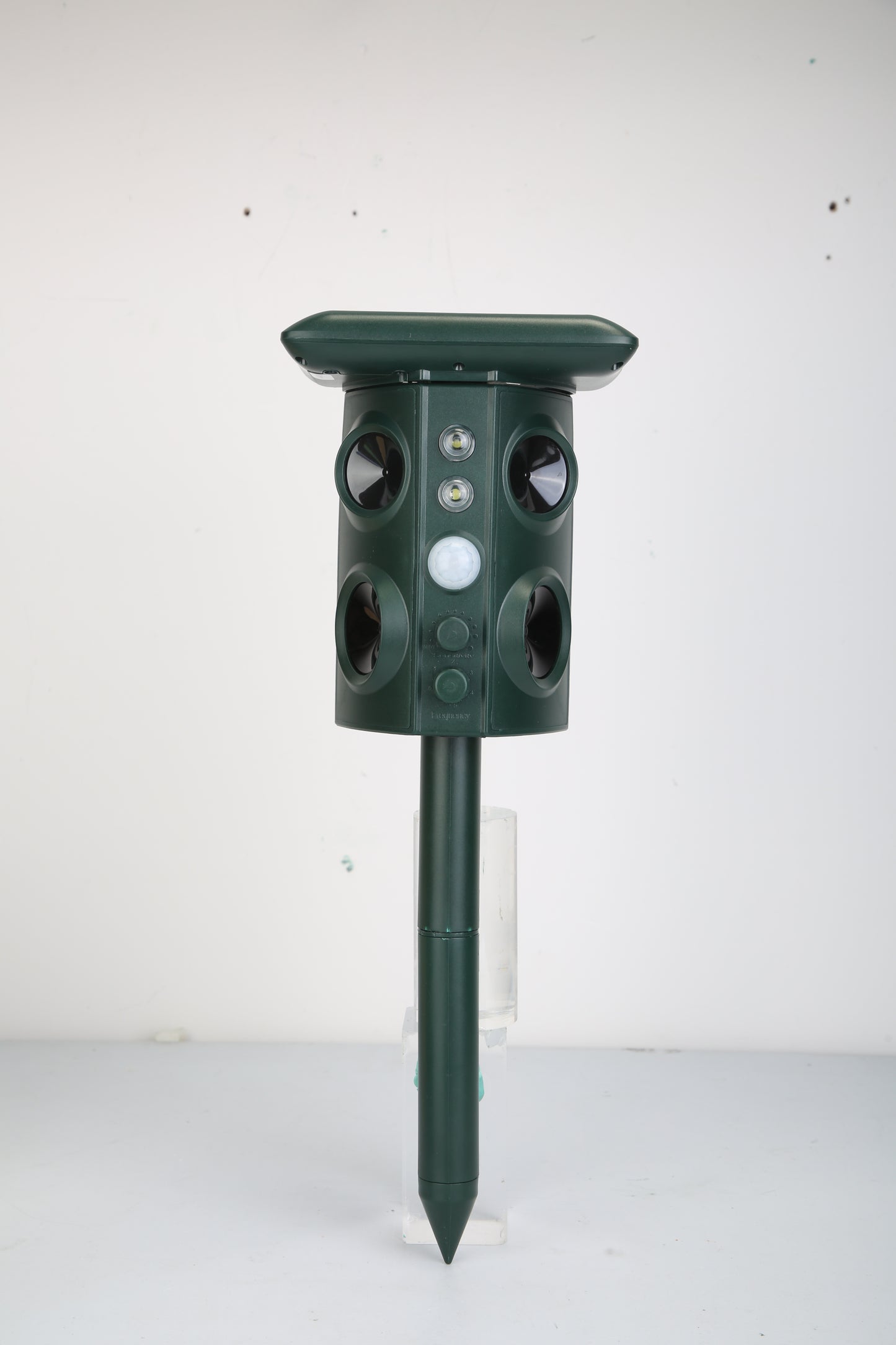 Solar Ultrasonic Animal Repeller Solar Powered Animal Repellent Chaser With PIR Motion Sensor IP54 Waterproof Sound Flashing Light For Deer Raccoon Squirrel Mice Snakes Cat Dog