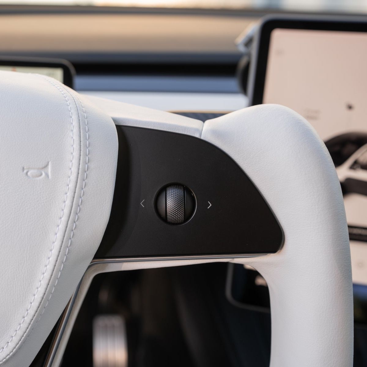 L Yoke Plaid Steering Wheel for Tesla Model 3 / Y【White Leather】